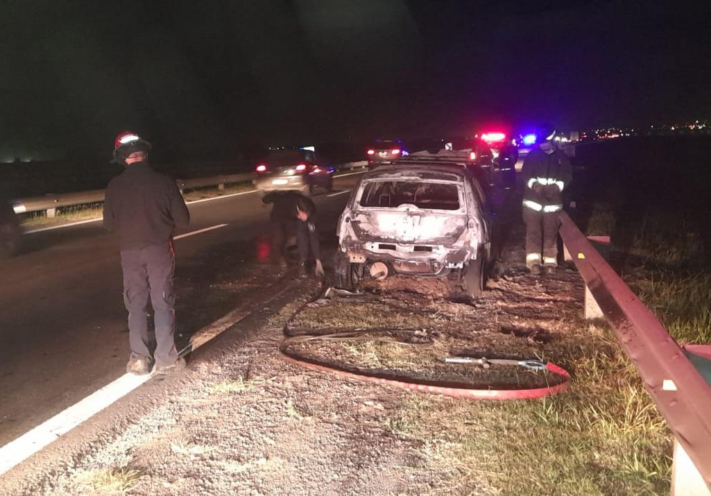 Se incendió un auto a metros del ingreso a Funes por Autopista 